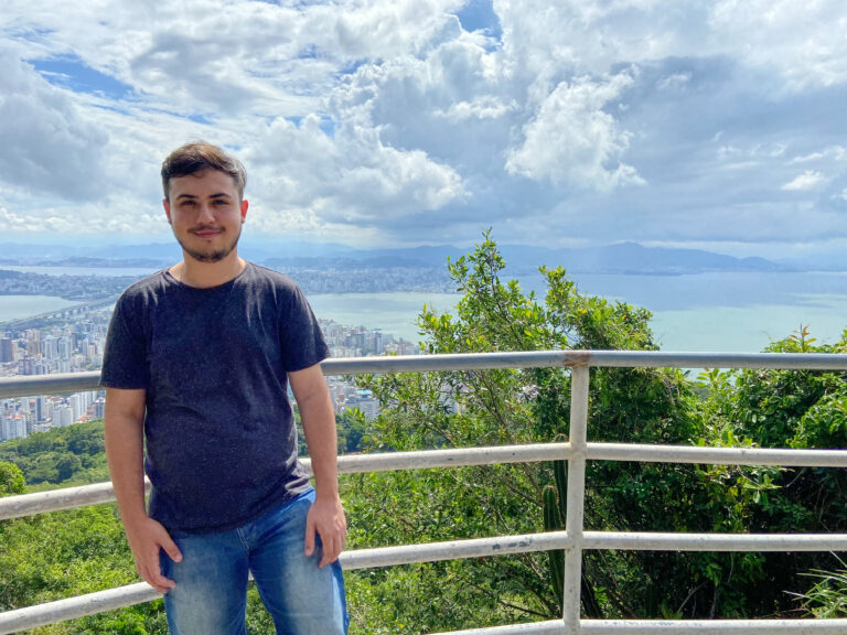 Estudante de Florianópolis lança vaquinha para pesquisar patrimônio histórico LGBTI+ na França