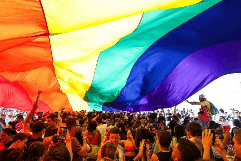 Cidades como Florianópolis e Chapecó já tem data marcada para as Paradas LGBT+ deste ano de 2025 - Foto: Kin Kindermann Silveira/Floripa.LGBT/Arquivo