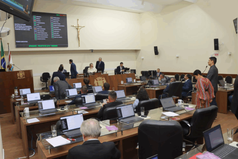 Entre as discussões para a plenária, estão três projetos de lei que possuem ações LGBTfóbicas contra direitos da comunidade – Foto: CMF/Divulgação/Floripa.LGBT