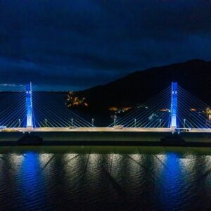 Ponte Anita Garibaldi ganha iluminação do arco-íris no Dia do Orgulho LGBT+