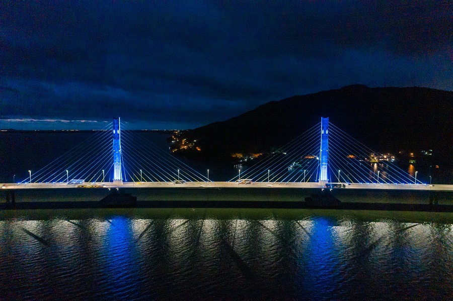 Ponte Anita Garibaldi ganha iluminação do arco-íris no Dia do Orgulho LGBT+
