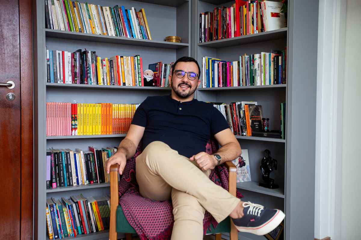 Psicólogo LGBT de SC lança livro com foco em acolhimento de pessoas LGBT+ em clínicas