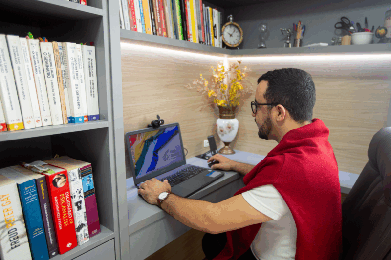 Psicólogo LGBT de SC lança livro com foco em acolhimento de pessoas LGBT+ em clínicas O livro é um guia prático para profissionais terapeutas no atendimento e acolhimento de pessoas LGBT+ – Foto: Tiago Cândido/Divulgação/Floripa.LGBT