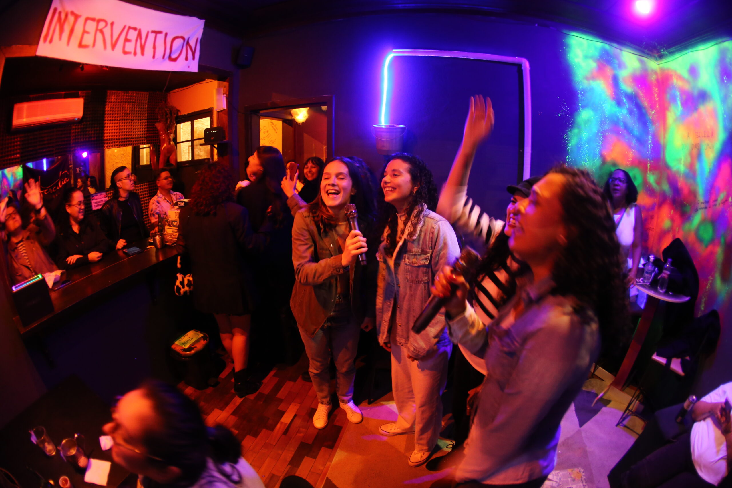 Saparaokê Hercília Bar faz edição especial de karaokê para mulheres no dia 28 de junho