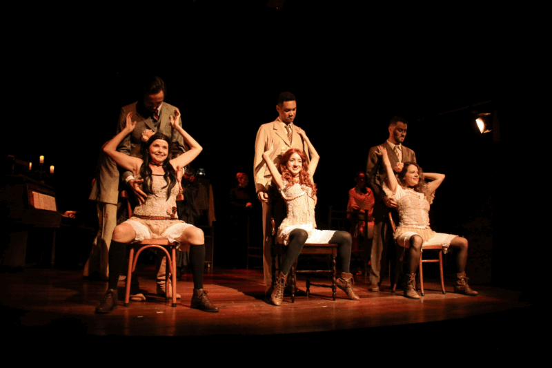 Peça de teatro com discussões sobre gênero ganham palco em Florianópolis; veja quando "A mulher do general e a outra" traz ao palco discussões de gênero sobre ser mulher no início do sec. 20 - Foto: Maria Eduarda Prado/Divulgação/Floripa.LGBT
