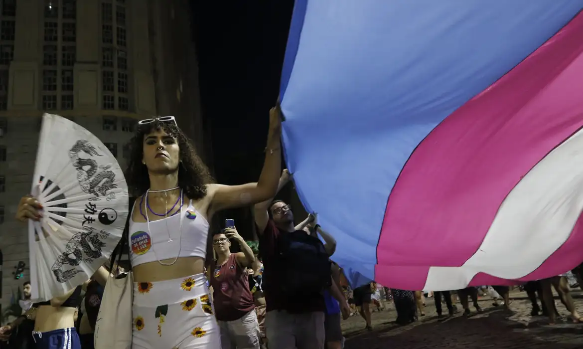 População trans é contra nova idade mínima para terapia hormonal