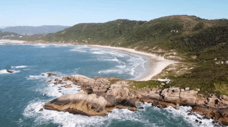 Projeto de lei busca multar em até R$5 mil pessoas que praticam o naturismo - Foto: PMF/Divulgação/Floripa.LGBT