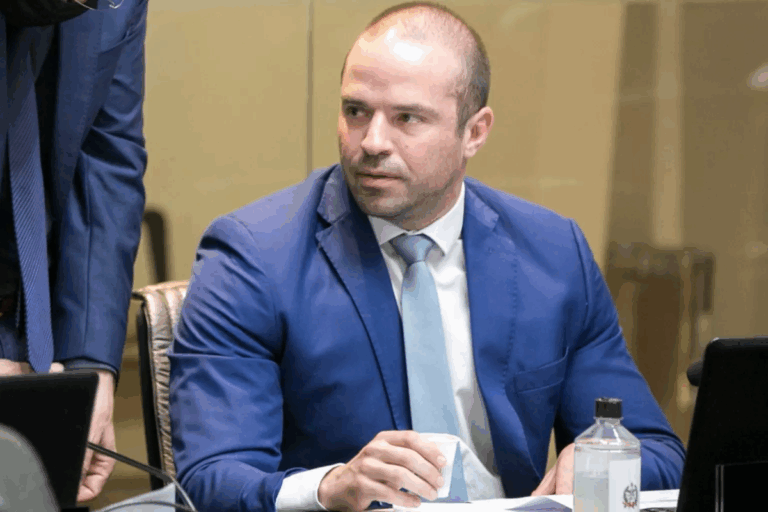 O deputado Jessé Lopes reabriu projeto de lei que proíbe nudismo na praia da Galheta - Foto: Rodolfo Espínola / Agência AL/Divulgação/Floripa.LGBT