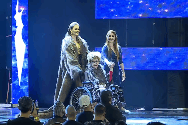 Em 2024, Chiquinho Mota andou em passarela do evento - Foto: TV Integração/Reprodução/Floripa.LGBT