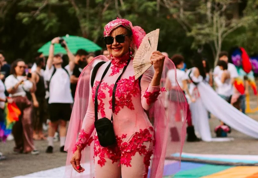 Parada do Orgulho LGBT Blumenau 2025 destaca envelhecimento da população LGBTI+ e homenageia Sheron Prado