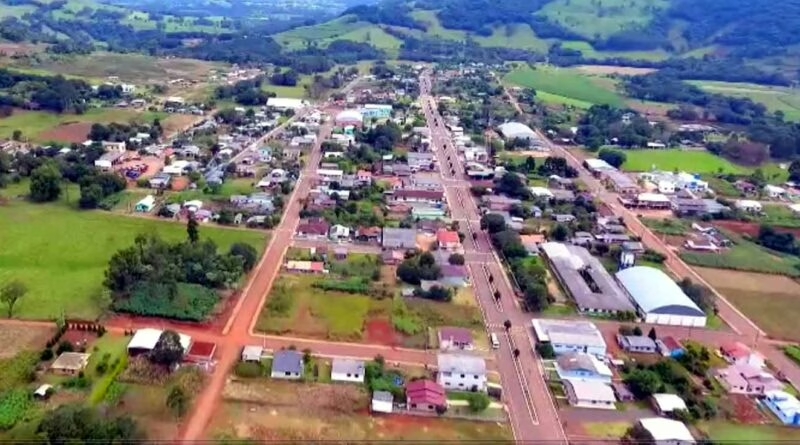 Mulheres que viveram em trisal em cidade de SC por 35 anos vão dividir pensão por morte