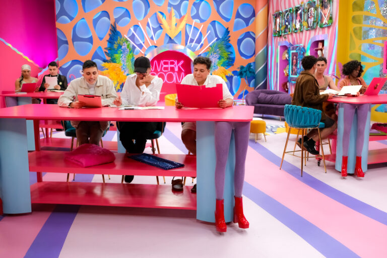 Queens na Werk Room se preparam para o desafio Lendas urbanas em Drag Race Brasil