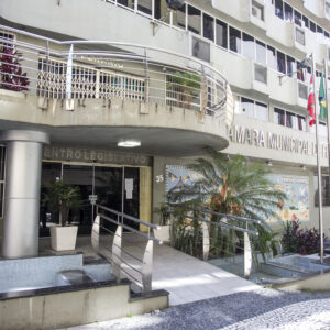 Vereadores de Florianópolis homenageiam portal Floripa.LGBT com a medalha Jennifer Célia Henrique