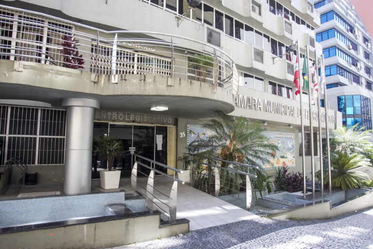 Vereadores de Florianópolis homenageiam portal Floripa.LGBT com a medalha Jennifer Célia Henrique