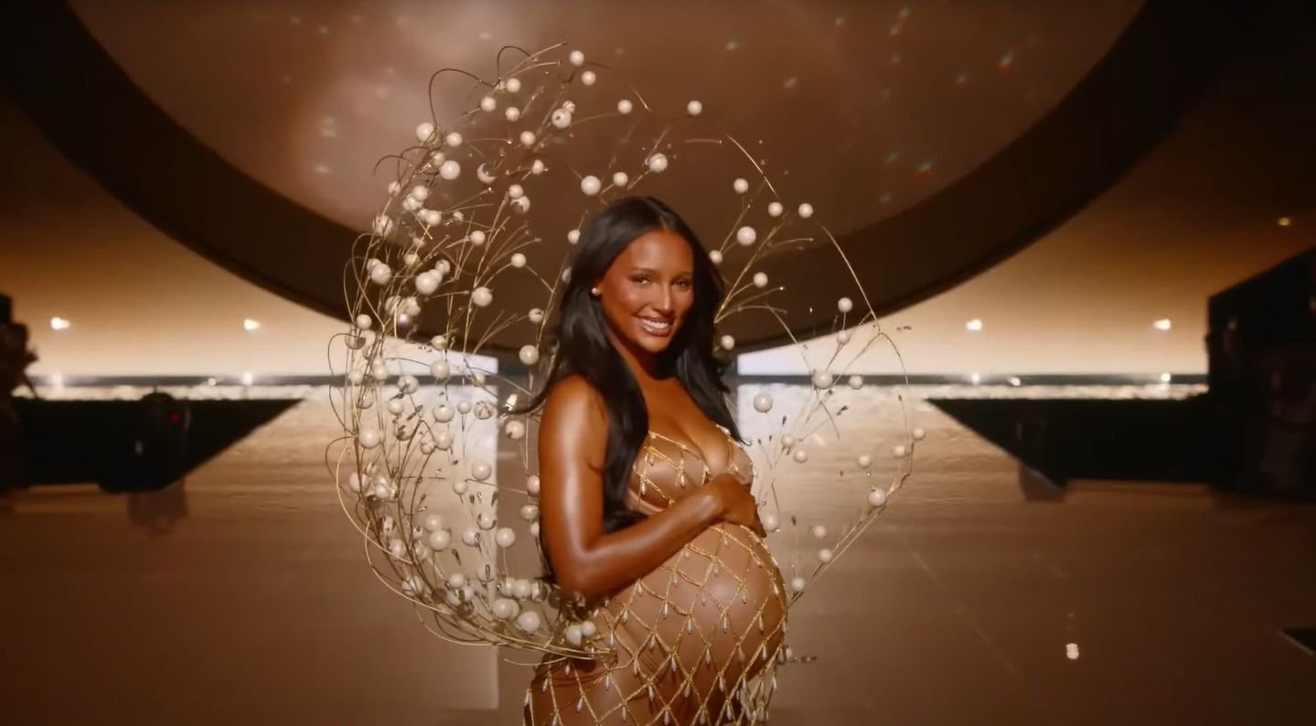 A modelo grávida Jasmine Tookes foi destaque da noite de abertura da Victoria's Secret