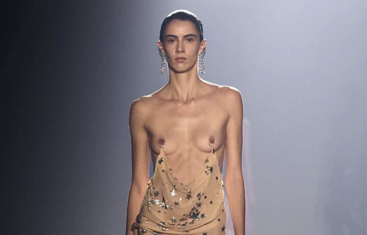 Desfile da Mugler na Semana de Moda de Paris trouxe os mamilos femininos como destaque