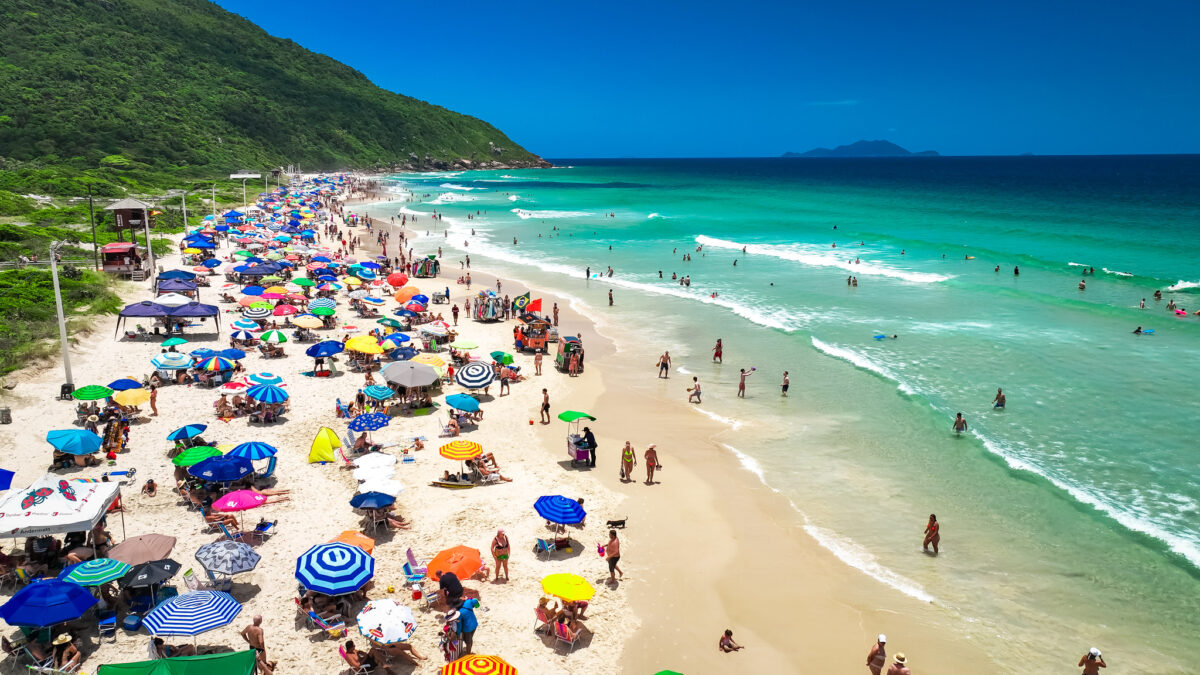 Florianópolis projeta 3 milhões de turistas durante a temporada de verão 2025-2026