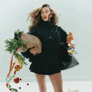 Hailey Bieber entendeu que moda fitness é um dos símbolos do maior artigo de luxo da atualidade