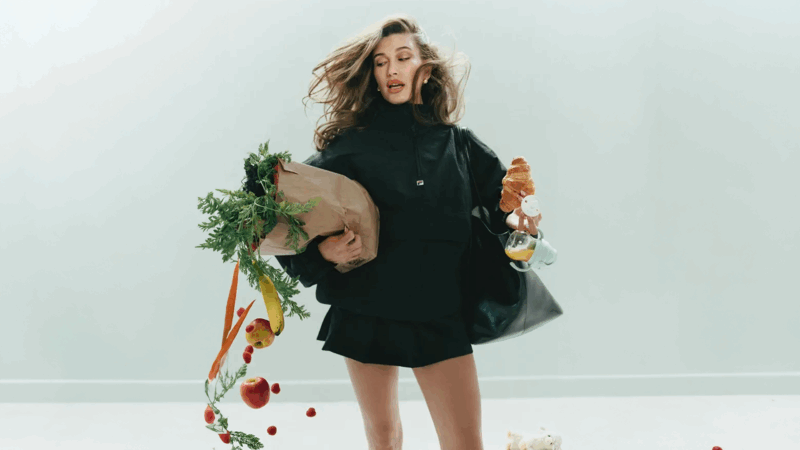 Hailey Bieber entendeu que moda fitness é um dos símbolos do maior artigo de luxo da atualidade