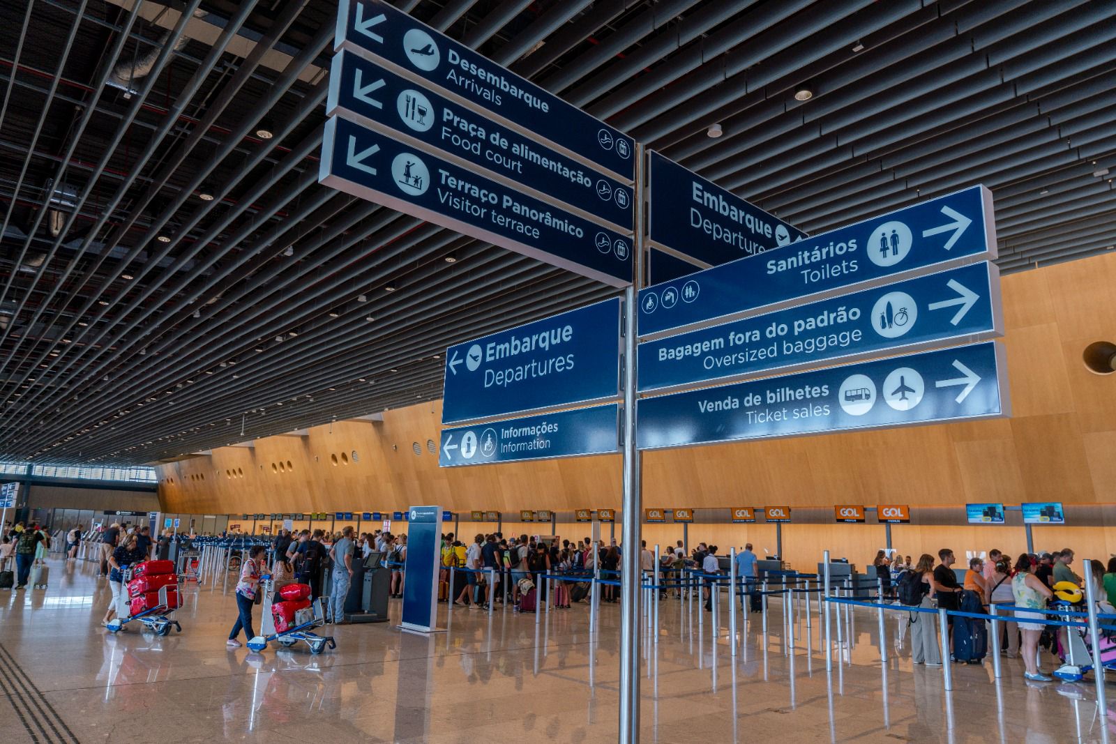 Número de passageiros internacionais deve crescer 38% durante o verão, contribuindo para a projeção de 3 milhões de turistas em Florianópolis