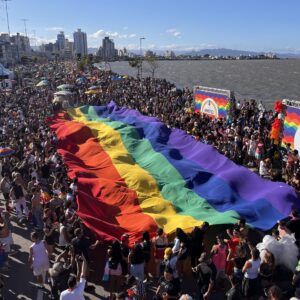 Parada de Floripa 2025 acontece neste sábado (29), na Avenida Beira-Mar Continental com shows de Wanessa Camargo e Thiago Pantaleão