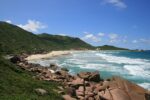 Projeto que regulamenta o naturismo na Praia da Galheta avança em Florianópolis