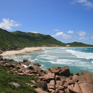 Projeto que regulamenta o naturismo na Praia da Galheta avança em Florianópolis
