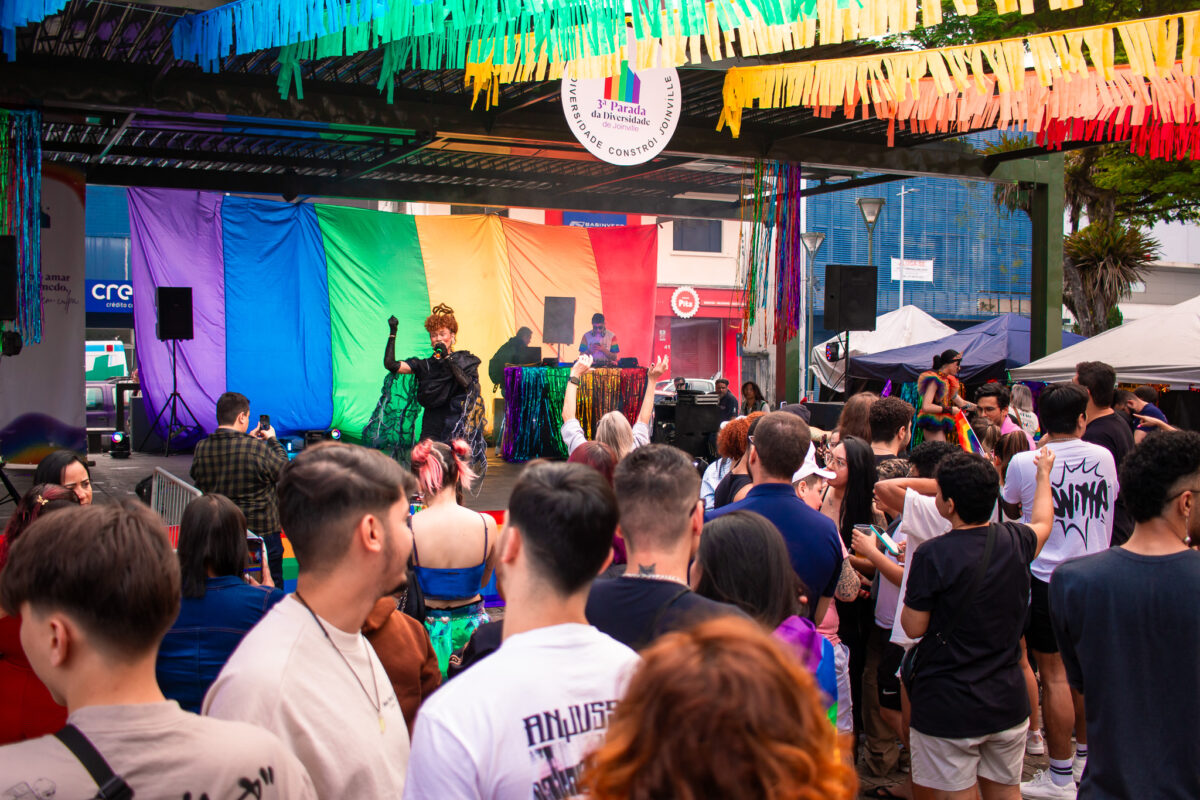 Joinville aprova lei que veta crianças e adolescentes na Parada da Diversidade Vereadores de Joinville aprovam projeto que proíbe crianças e adolescentes na Parada da Diversidade