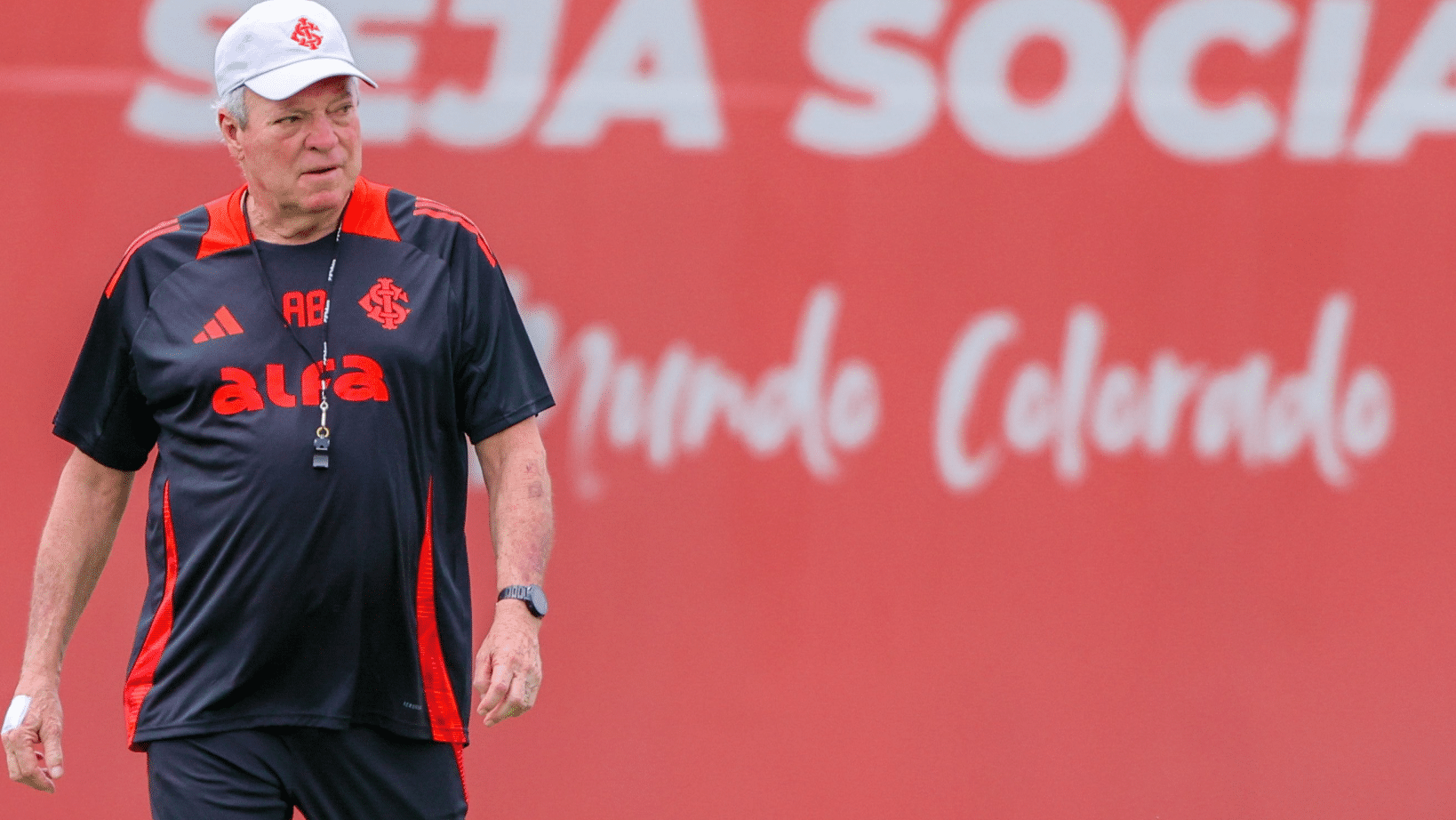 Fala homofóbica de Abel Braga durante entrevista coletiva gerou polêmica