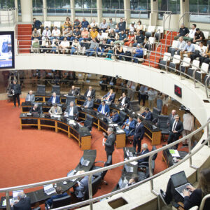 Deputados aprovam projeto para excluir cotas trans e outras ações afirmativas em universidades de SC