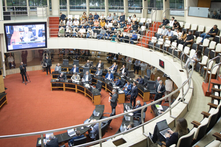 Deputados aprovam projeto para excluir cotas trans e outras ações afirmativas em universidades de SC