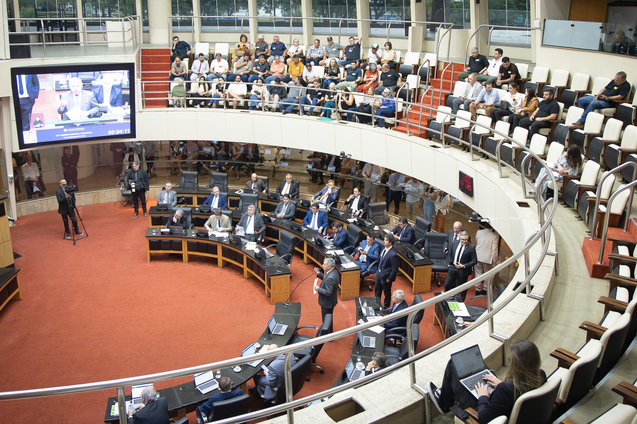 Deputados aprovam projeto para excluir cotas trans e outras ações afirmativas em universidades de SC