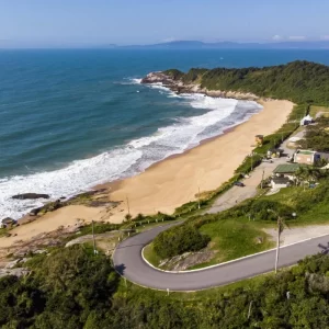 naturismo na Praia do Pinho, em Balneário Camboriú, é alvo de discussão na justiça. A Praia do Pinho é considerada a primeira praia de naturismo do Brasil