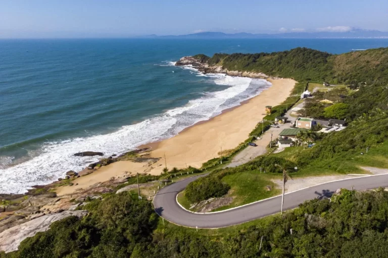 naturismo na Praia do Pinho, em Balneário Camboriú, é alvo de discussão na justiça. A Praia do Pinho é considerada a primeira praia de naturismo do Brasil