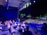 Ney Matogrosso leva público de 30 mil pessoas a show na Beira-Mar Norte