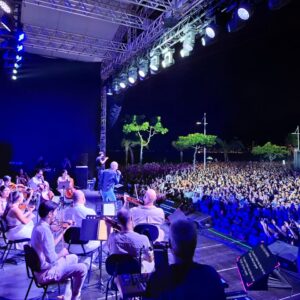 Ney Matogrosso leva público de 30 mil pessoas a show na Beira-Mar Norte