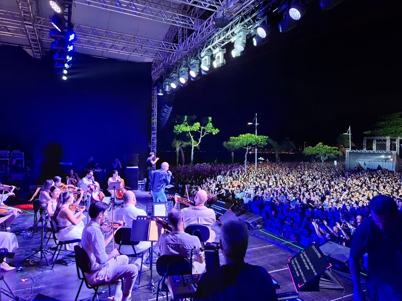 Ney Matogrosso leva público de 30 mil pessoas a show na Beira-Mar Norte